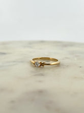 Load image into Gallery viewer, Round Solitaire- 4 Leafs Design
