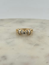 Load image into Gallery viewer, Round and Baguette Wedding Set
