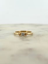 Load image into Gallery viewer, Round Solitaire- 4 Leafs Design
